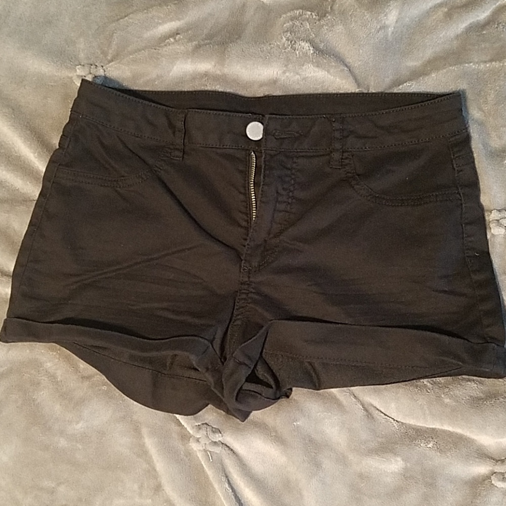 Black h&m shorts